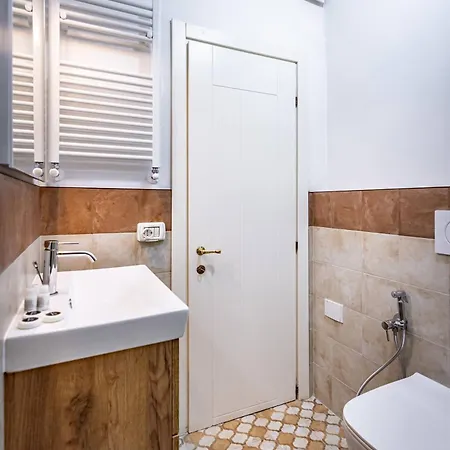 Roommo Viola Apartment *
